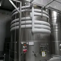 Stabilisation tartrique des vins blancs par le passage au froid en cuves inox à -4°C avant mise en bouteille, chai du domaine