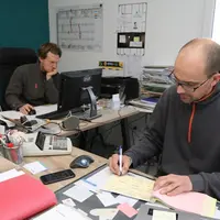 Agriculteur effectuant des taches administratives dans son bureau.