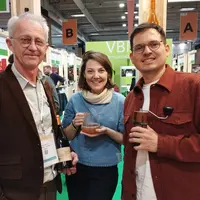 Le vigneron Thierry Daulhiac, et Célia Roussin et Nahabi Velarde, créateurs de Grap à Wine Paris 2026.