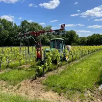 Traitement phytosanitaire de la vigne à Claix en Charente, le 16 mai 2023 avec le pulvérisateur Wulp monté sur tracteur John D