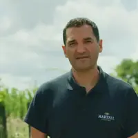 Julien Chadutaud devant les vignes des domaines Jean Martell