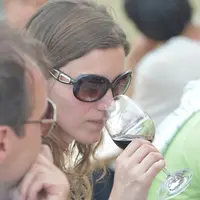 jeune femme sentant un verre de vin rouge