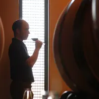 Dégustation de vin rouge dans un chai à barrique