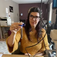Céline Basset dans son laboratoire à Dieulefit