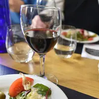 assiette et verre de vin rouge. repas dans un restaurant. consommation. alimentation. restauration hors foyer. RHF. table