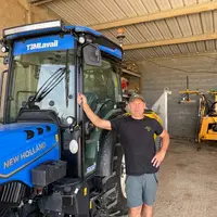 <em class="placeholder">Olivier Constans, responsable du vignoble au domaine Laurent Miquel, devant une tracteur New Holland T4.90F.</em>