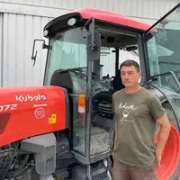 <em class="placeholder">Sylvain Vatel du Domaine du Fossile devant un tracteur Kubota M5072</em>