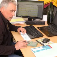 Vigneron controlant sa tresorerie en especes et effectuant un paiement par cheque.