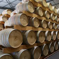 chai à barriques 225 litres de la cave coopérative bordelaise Tutiac. 7 tonneliers différents. Gironde, Nouvelle Aquitaine</em