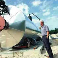 Jean-Pierre Dubois, responsable de la Ferme de l’oie, devant la citerne de fermentation en inox. « Par son aspect durable, la méthanisation des déject
