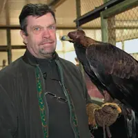 Jean-Louis Liégeois, maître fauconnier, et son aigle Royal, fidèle partenaire de chasse.