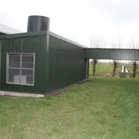 À Meerkerk, aux Pays-Bas : abrité dans un container à l’extérieur du bâtiment, l’échangeur de chaleur récupère les calories de l’air du poulailler pou