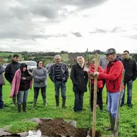 Christian Tréguier, pépiniériste 
à Plussulien dans les Côtes-d’Armor, montre comment implanter des arbres fruitiers sur leur parcours aux adhérents
