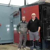 Henri et Jean-François Le Guenniou ont préféré investir dans un générateur d’air chaud plutôt que dans une chaudière à eau chaude, qu’ils estiment plu