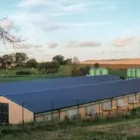 Pour contourner les oppositions locales, seuls deux sites de quatre bâtiments ont vu le jour. D’ici peu, 
les plantations les intégreront au paysage