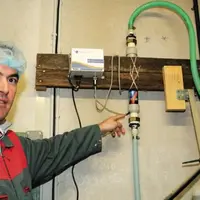 Olivier Le Bars, de Synthèse Elevage, montrant le dispositif Aqua 4 D.