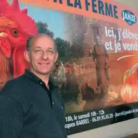 Jacques Barrel devant son magasin de vente. « Je souhaitais développer une activité supplémentaire, avec l’envie d’exploiter une niche et de trouver u