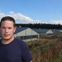 Thierry Poincloux sur le merlon en terre masquant son élevage. Sur cette parcelle idéalement placée, rien ne laissait présager une opposition malgré t