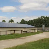 Certaines pratiques agroenvironnementales déjà existantes dans les élevages avicoles, telle que la production d'énergie photovoltaïque mériteraient d'