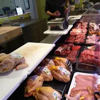 Au rayon boucherie d'un magasin Biocoop, le poulet bio Ensemble peut cotôyer un poulet bio d'origine locale. © P. Le Douarin