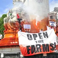 MARCHE POUR LA FERMETURE DES ABATTOIRS A PARIS EN JUIN 2019Selon la pensée antispéciste, tuer des animaux capables de ressentir la souffrance physique
