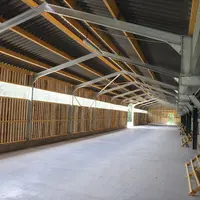 La charpente métallique sur mesure a permis de construire en double pente pour avoir suffisamment de hauteur de passage pour un tracteur. © P. Le Doua