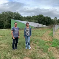 Luc Candau avec Florence Garez, conseillère énergies à la chambre d'agriculture des Landes. Dix ans après, l'éleveur réinvestit dans le photovoltaïque
