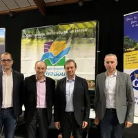 de gauche à droite : Delphin Guillaumey, (directeur des productions avicoles), Christian Laforêt (président des productions animales), Jean-Marc Gass