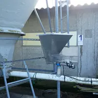 La trémie du Dose-Tout est fixée sur la vis d’alimentation. Elle existe en version transparente pour visualiser le niveau de produit restant. © BioArm