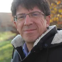 Éric Birlouez a la double casquette d’ingénieur agronome et de sociologue. Il est consultant, expert, enseignant et auteur. Après avoir commencé par l