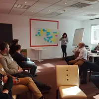Pour appliquer une biosécurité au quotidien, les discussions entre éleveurs sont très complémentaires de l’approche prescriptive, car elles permettent