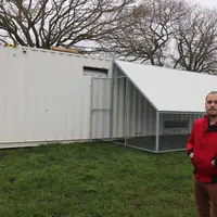 Le prototype du poulailler Kontenœuf pour poules pondeuses est en cours d’aménagement. Il pourra être habillé de bardage bois ou peint pour mieux s’in