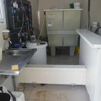 Avec un sas trois zones, le lavabo doit se trouver en zone intermédiaire et non sale comme dans cette configuration (en partie visible en bas à gauche