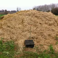 La couverture du tas de fumier par de la paille limite la perte d'ammoniac.  © Itavi - Projet Fumless
