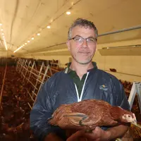 Vincent Troel a redécouvert son métier d'éleveur de poulettes. « Se mettre en conformité avec les nouvelles règles bio ne doit pas effrayer. » © P. Le
