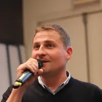 Benoît Drouin produit du lait (400 000 l/an) et des volailles de chair (4 bâtiments de 400 m2) en polyculture sur une exploitation sarthoise de 135 ha