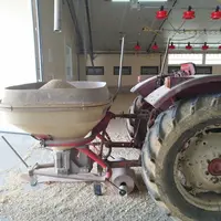 Epandeur de papier et d'aliment "fait maison" chez Florent Duffros dans les Côtes d'Armor. © Chambres d'Agriculture de ...