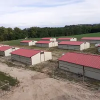 Les douze bâiments mobiles de Kevin Comte seront déplacés à chaque lot sur une parcelle de 20 ha. © DR