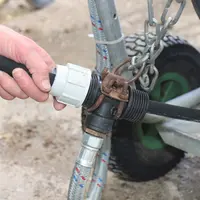 À l'enroulement, le tuyau souillé passe par un collier où débouche de l’eau sous pression, ce qui chasse la saleté. © P. Le Douarin
