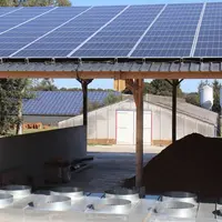 Le nouveau hangar (séchage, chauffage à biomasse, photovoltaïque) poursuit la démarche de durabilité engagée depuis 2008. © P. Le Douarin