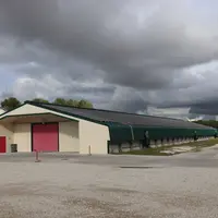 Les deux poulaillers de 1500 m2 ont été construits par C-Lines et sont équipés de panneaux photovoltaïques © P. Le Douarin