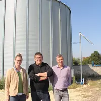 Marjolaine Lalanne de Wisium, Dimitri Boulier, de Novial (à droite), devant les silos de stockage du blé entier d'André Robin, éleveur dans l'Aisne. ©