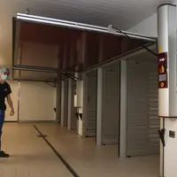 La troisième salle comprend trois éclosoirs Hatchtech à flux d’air laminaire refermés par une grande porte rabattante. © P. Le Douarin