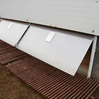 Le plancher paillé de l’espace de regroupement reste d’autant plus propre que des caillebotis sont installés à son entrée. Quant aux volets, ils sont