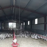 Hervé Dupouy a fait monter plusieurs bâtiments non isolés avec eau et aliment à l'intérieur, convenant pour la mise en protection lors d'une période à