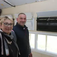 Audrey et Pierre Besançon ont réinvesti 60 000 euros (aides non déduites) dans 90 m2 de fenêtres, afin de continuer à produire après 2025 et en espéra