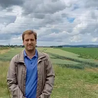 Alexis Tordeur, sur la parcelle éloignée du village (800 mètres des premières habitations), qui devrait accueillir deux bâtiments de 400 m2 de poulets