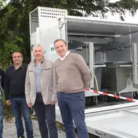 Laurent Guillard, éleveur à Mauron, Dominique Martin de VMA, Gilles Humeau et Louis Chevallier-Chantepie de Degré Confort devant le caisson frigorifiq