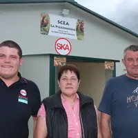 La famille Auzanneau devant le bâtiment neuf de 850 m2. Romain nouvel installé, Marie Ange et Éric.