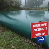 En l’absence de poteau d’eau accessible, la contrainte la plus forte est la mise à disposition d’une réserve d’eau d’au moins 120 m3 destinée à alimen